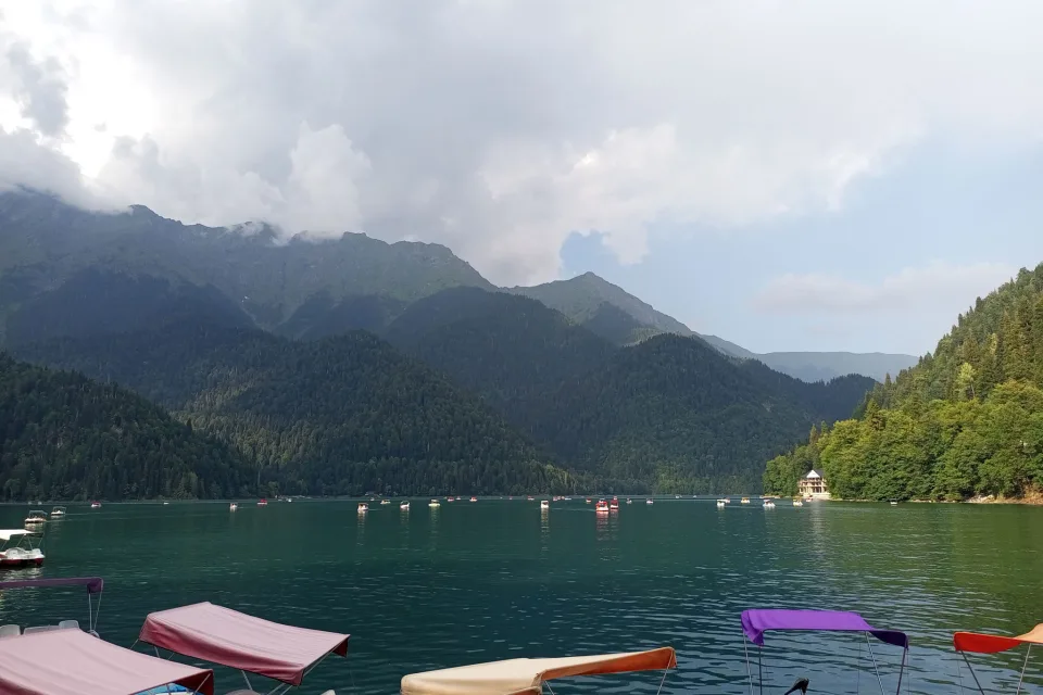 Озеро Рица в Абхазии: как добраться, цены и что посмотреть